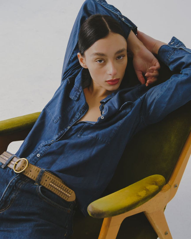 Woman wearing an Amsterdam Heritage leather belt