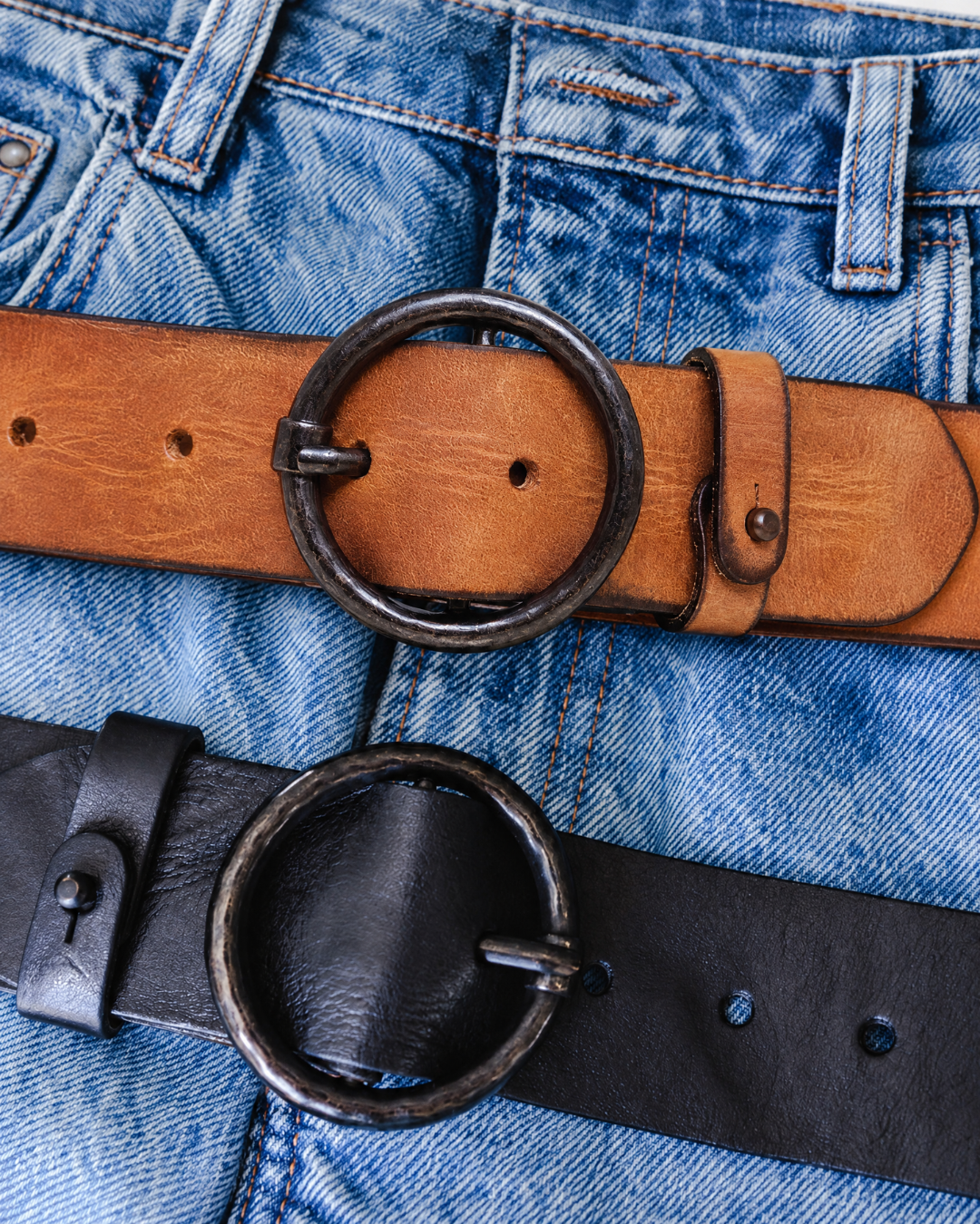 Pip leather belts in cognac and black, the set of 2, on denim